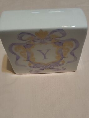 'Y' Monogram Decor